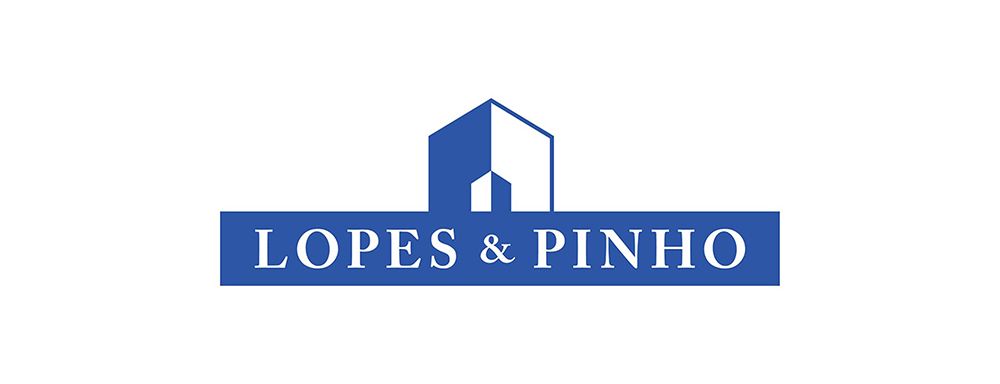 Logomarca Lopes & Pinho aplicada em fundo branco.