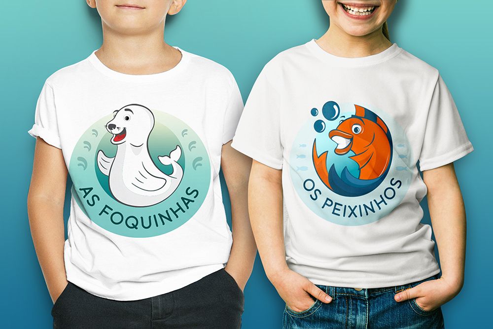Aplicação dos emblemasAs Foquinhas e Os Peixinhos em t-shirts infantis.